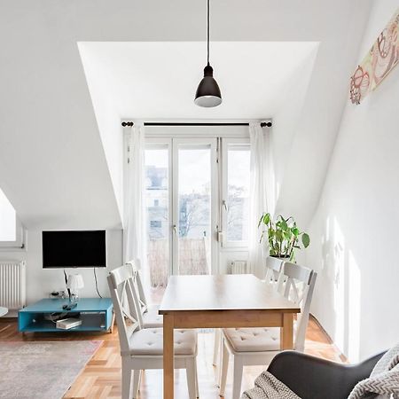 Relax Into Loft Living At A Light-Filled City Escape Будапешт Экстерьер фото